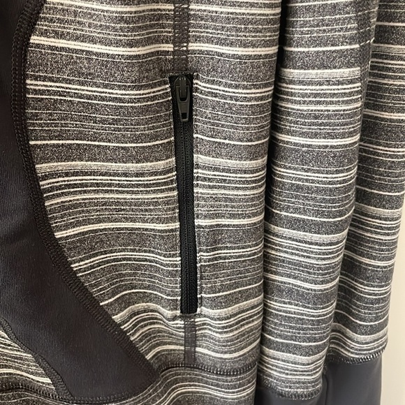 Lululemon Stride? Charcoal & Gray Jacket—BEAUTIFUL!!  Excellent Condition!  6 - Picture 4 of 7